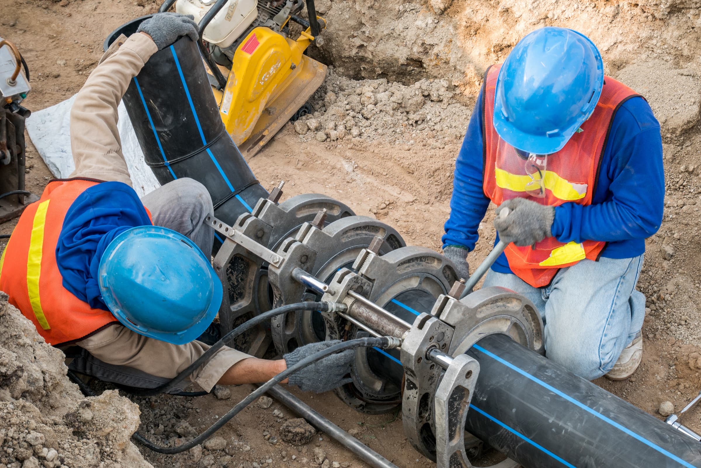 FreeFlo crew electrofusion-welding a large-diameter poly water main in an open trench
